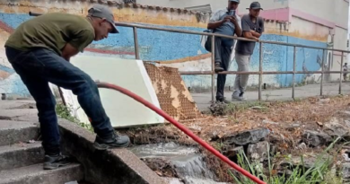 Trabajadores de Hidrocapital realiza labores de aguas servidas en Caracas