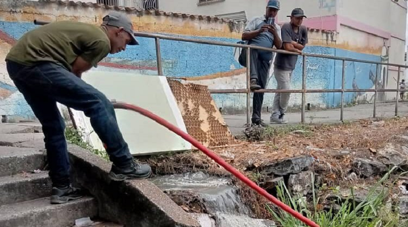 Trabajadores de Hidrocapital realiza labores de aguas servidas en Caracas