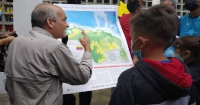 Promueven defensa de la Guayana Esequiba en Barinas con entregas de mapas
