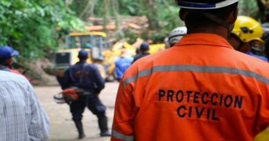 Gobierno Bolivariano atiende obstrucción de drenajes en La Guaira
