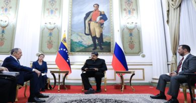 Presidente Maduro sostiene reunión de trabajo con Canciller de Rusia en Miraflores