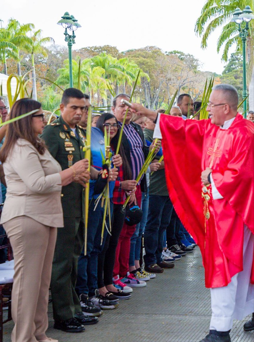 Caraqueños acudieron a Misa de acción de gracias y bendición de las palmas en Los Próceres