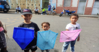 Fomentan recreación de niños con elaboración de papagayos durante Semana Santa