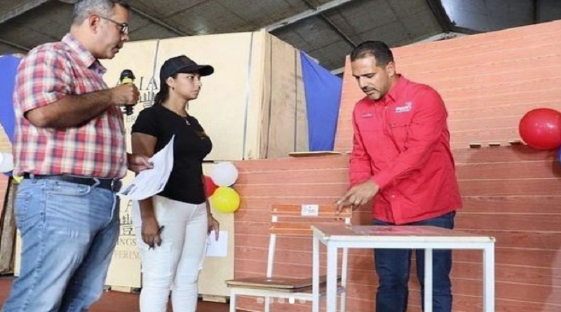 Inicia plan de reparación de pupitres en el estado La Guaira