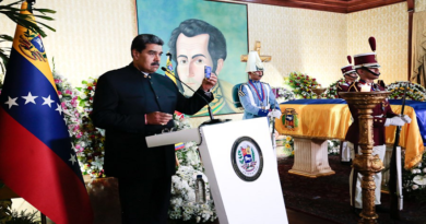 Mandatario nacional rinde honores en Capilla Ardiente a Tibisay Lucena