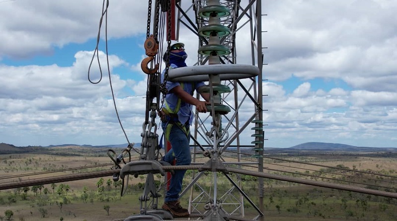 Realizan mantenimiento preventivo a líneas de transmisión en la región Guayana