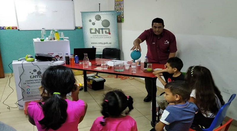 Niños y niñas conocen química con dinámicas divertidas