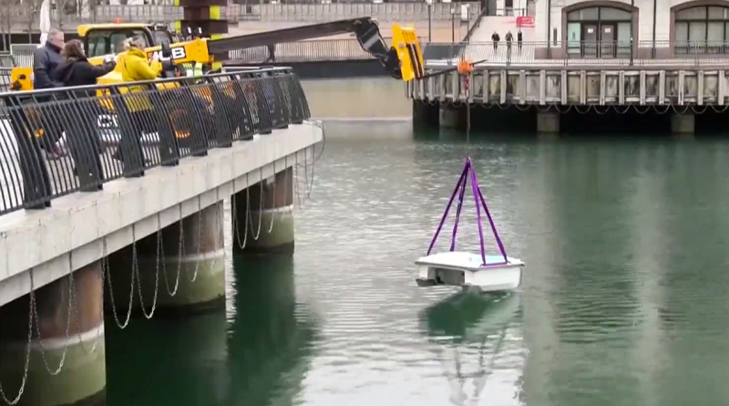 Crean “robot tiburón” que come desechos plásticos en ríos