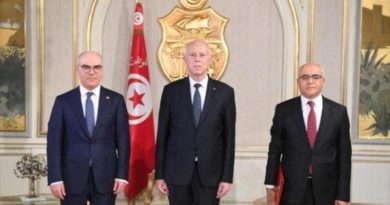 Presidente de Túnez, Kais Said, (centro) junto a Mohamed al Mahdabi (derecha) embajador en Siria y ministro de Exteriores, Nabil Ammar (izquierda).