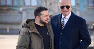 El presidente de Ucrania, Vladímir Zelenski, habla con su homólogo estadounidense, Joe Biden, en Kiev, el 20 de febrero de 2023. (Ukrainian Presidential Press Office / AP)