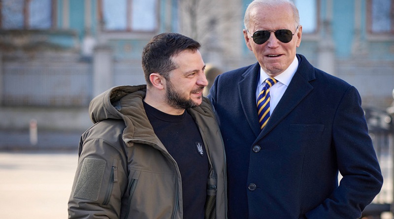 El presidente de Ucrania, Vladímir Zelenski, habla con su homólogo estadounidense, Joe Biden, en Kiev, el 20 de febrero de 2023. (Ukrainian Presidential Press Office / AP)