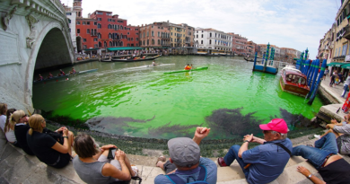 Aparece mancha de líquido verde fosforescente en el Gran Canal de Venecia