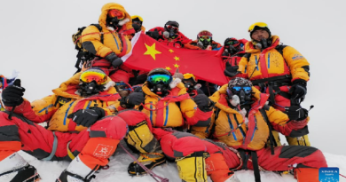 Expedición china alcanza el pico más alto del mundo para investigación científica