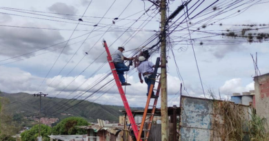 Trabajadores de Cantv reparan redes afectadas por deterioro en parroquia Caricuao