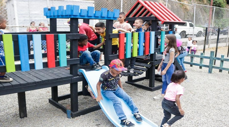 Construyen parque infantil ecológico con materiales reciclables en Caricuao