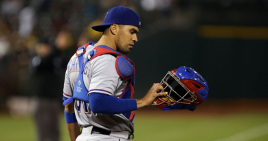 El receptor venezolano Robinson Chirinos se retira oficialmente del Beisbol.