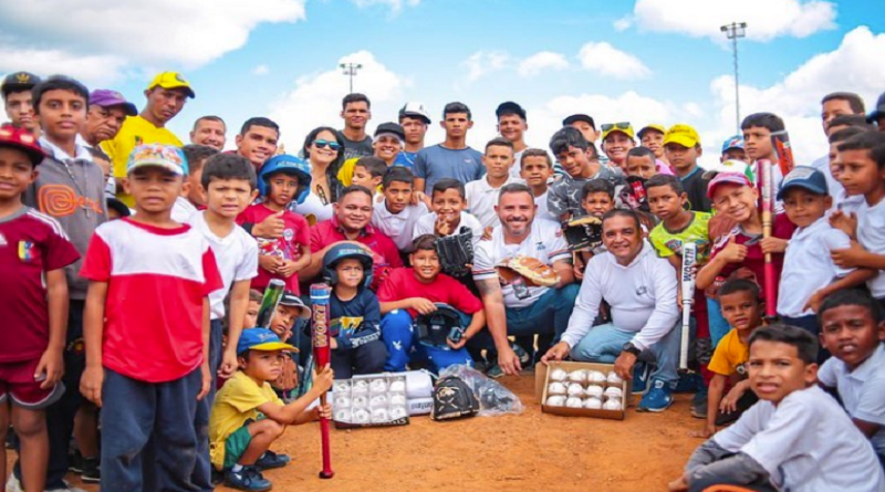 Escuela de béisbol recibe dotación deportiva en Anzoátegui