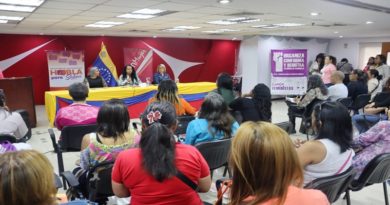 Entregan certificados a defensores comunales laborales en Caracas