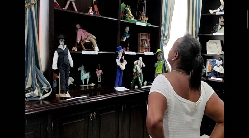Inauguran exposición "De Aquiles, poetas y locos todos tenemos un poco"