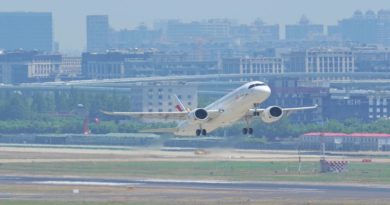 Realizan vuelo inaugural del primer avión de pasajeros de fabricación china