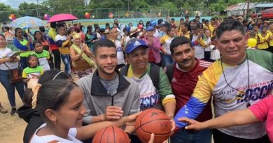 Entregan cancha rehabilitada a comunidad de Toribio Muñoz en Guasipati