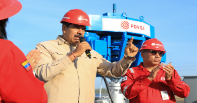 Presidente Maduro entrega macolla Cacique Chaima a trabajadores de la patria