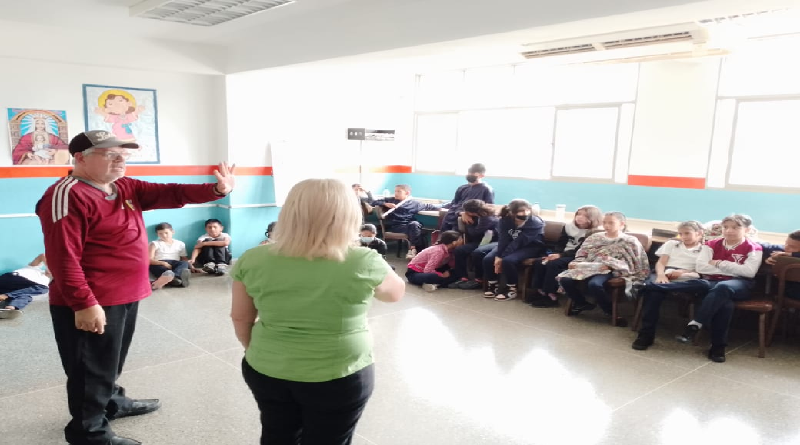 Realizan conversatorio de la Cruz de Mayo en escuela de Los Teques