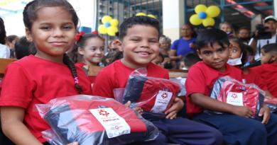 Niños de La Guaira reciben uniformes escolares con sello Hecho en Comuna