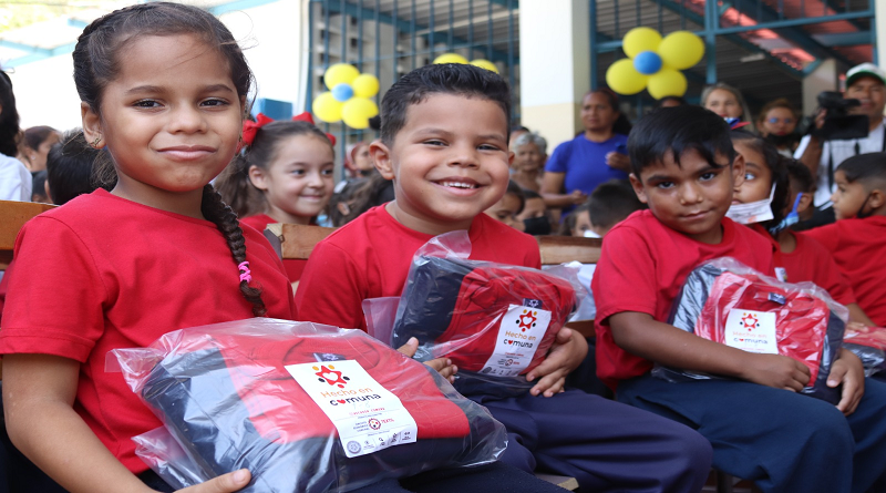Niños de La Guaira reciben uniformes escolares con sello Hecho en Comuna
