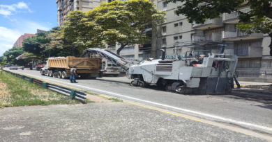 Realizan labores de asfaltado en la ciudad de Caracas