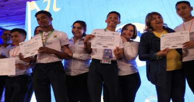 Estudiantes reciben reconocimientos durante Reto de Ciencias Naturales y Matemáticas