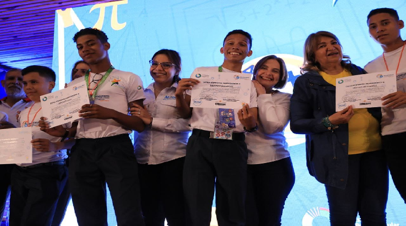 Estudiantes reciben reconocimientos durante Reto de Ciencias Naturales y Matemáticas