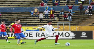 Venezolano Leenhan Romero firma primer contrato como jugador de fútbol profesional