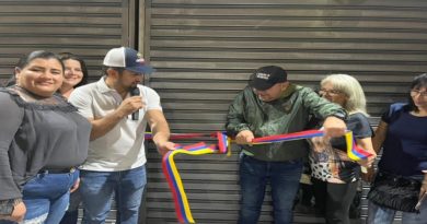 Entregan locales comerciales a emprendedores en terminal de San Cristóbal