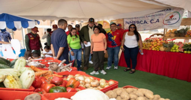 Vicepresidenta Delcy Rodríguez realiza recorrido por Ferias del Campo Soberano en Caracas