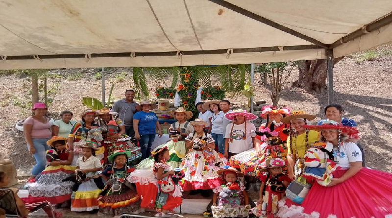 Comparten saberes sobre la Cruz de Mayo con niños del estado miranda