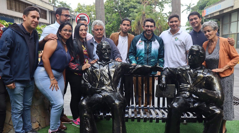Develan escultura de Aníbal y Aquiles Nazoa en Los Teques
