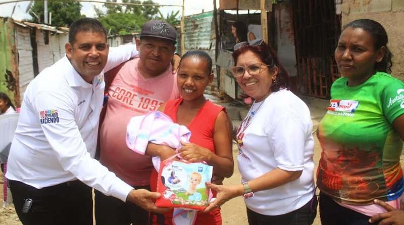 Familias de Santiago Mariño tramitan documentos con “El Registro en tu Hogar”
