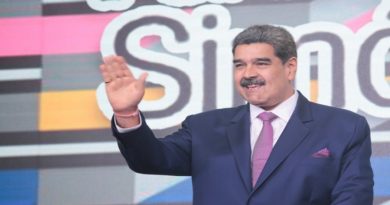 Jefe de Estado insta a comunicadores sociales a defender la democracia del país