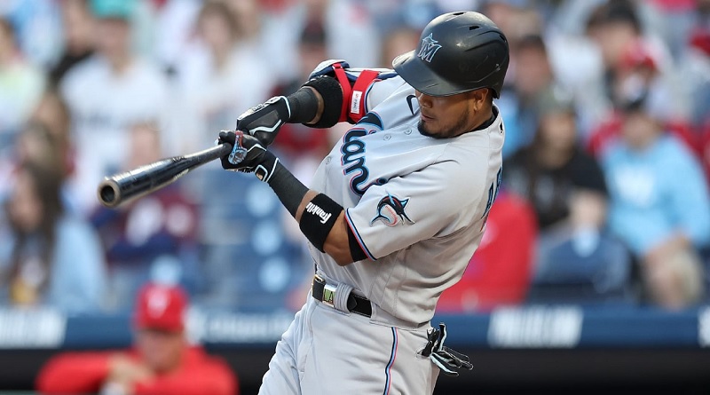 Luis Arráez regresa a .400 en paliza de Marlins sobre Azulejos