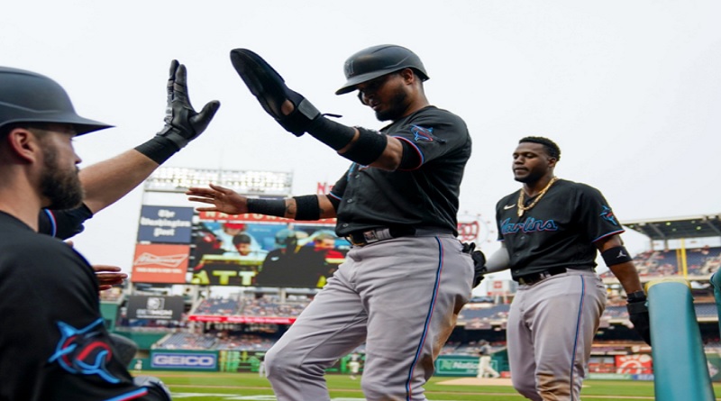 Luis Arráez empata a Gary Sheffield con noche perfecta de bateo