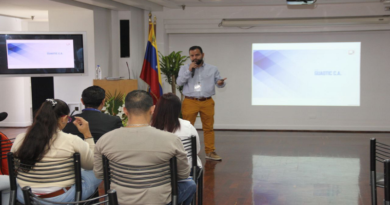 Autoridades venezolanas presentan portafolio informático en Ecuador