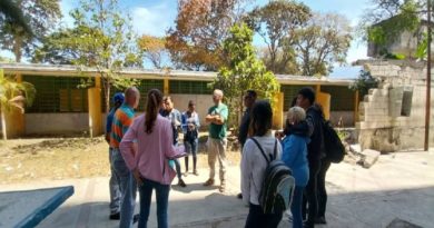 Bricomiles de despliega en la U.EN. Felipe Tejera para recuperar espacios
