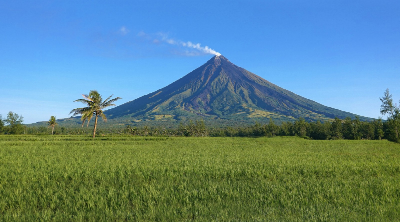 Más de 10 mil personas desplazadas por riesgo de erupción en Filipinas