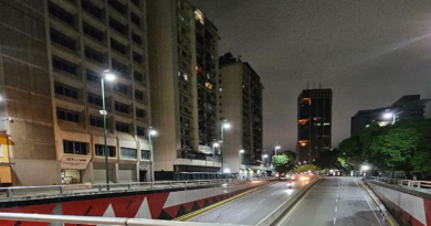 Colocan nuevas luminarias en zona rental de Plaza Venezuela