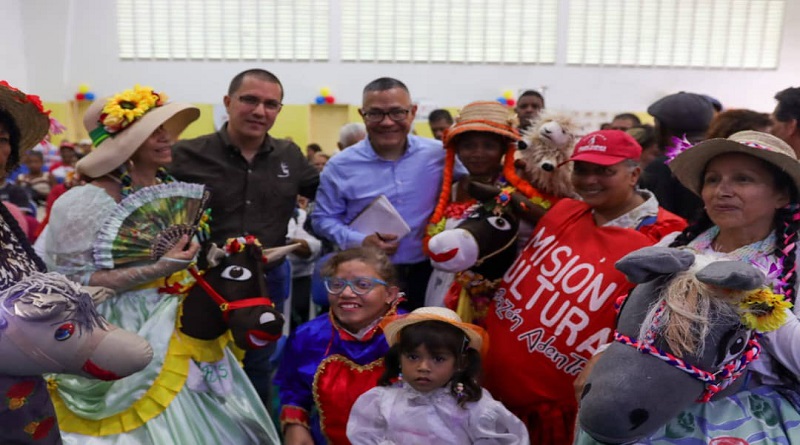 Entregan certificación a Consejos Comunales Culturales en Caracas