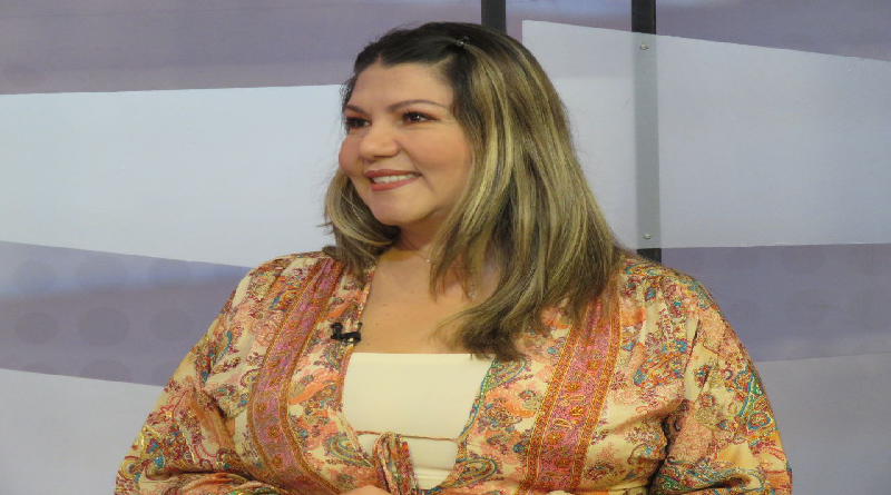 Existen dos factores que influyen para que las personas sufran de estrés laboral, como la cantidad de horas que pasan en el lugar de trabajo versus las horas del día que pasan en el hogar, explicó la psicoterapeuta Vanessa Morales, quien explicó que por lo menos ocho de las 24 horas, están enfocadas en el área laboral e indicó que es fundamental la desconexión en el hogar para poder recuperar las funciones neurogestivas. “El estrés lleva a un punto de saturación que nos obliga a tener que tomar la decisión de llegar a casa y desconectarnos. El estrés laboral también se debe al miedo a la incapacidad de cumplir con las expectativas del patrón”. A su vez, agregó que al asignar labores que no estén dentro de las habilidades de los empleados, pueden generarle conflicto interno e impedir que se desenvuelva de manera óptima en sus funciones. Asimismo, la especialista señaló que la pandemia por COVID-19 Igualmente aumentó el estrés porque se cambió el lugar de trabajo por el hogar, donde además de cumplir con las labores diarias, se debe crear un ambiente apropiado para poder llevar a cabo las funciones asignadas por el empleador. En el ámbito de la salud, el estrés laboral ocasiona mal manejo de las emociones debido a la incapacidad para manejarlas, “lo que no se maneja a nivel emocional, no se puede manejar a nivel físico, cuando existe daño en las funciones mentales, el estrés impacta a nivel físico, puede llegar a afectar la capacidad de concentración, el estado de ánimo, así como las respuestas esqueléticas y musculares”. La psicoterapeuta, comentó que para prevenir esta afección se deben cuidar tres aspectos como el biológico, la alimentación y la actividad física. Recomendó consumir frutos secos y vegetales, dormir más de ocho horas hacer ejercicio debido a que al activar el cuerpo se activan las hormonas y liberan endorfinas que contrarrestan el estado oxidativo del cuerpo. En este orden de ideas, resaltó que el salario es fundamental porque es la forma en la que las personas ven materializada la recompensa al trabajo que desempeñan a diario, “tener un salario da la seguridad de adquirir lo que necesitas día a día para tu sustento”. Morales, enfatizó que los empleadores se pueden convertir en un Líder con neuroestilo, “con la capacidad de autoliderarse y poner de manifiesto este equilibrio dentro de sus asignaciones laborales”. Por último sostuvo que hombres y mujeres sufren el mismo nivel de estrés, situación que cada uno afronta las conforme a su experiencia.