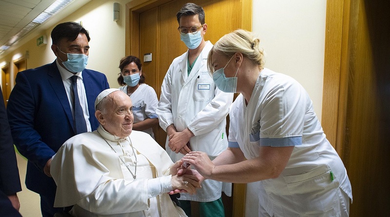 Papa Francisco permanecerá una semana más en el hospital