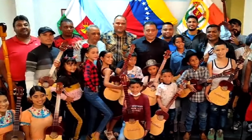 Entregan instrumentos musicales a talentos criollos en Barinas