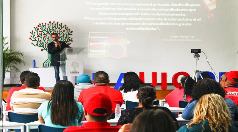 Lauicom realiza ponencia Retos en la comunicación en plataformas digitales